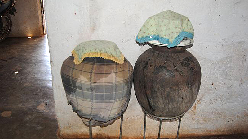 Na casa de quem n&atilde;o tem energia, a &aacute;gua &eacute; armazenada em potes (Foto: Rafael Luis Azevedo)