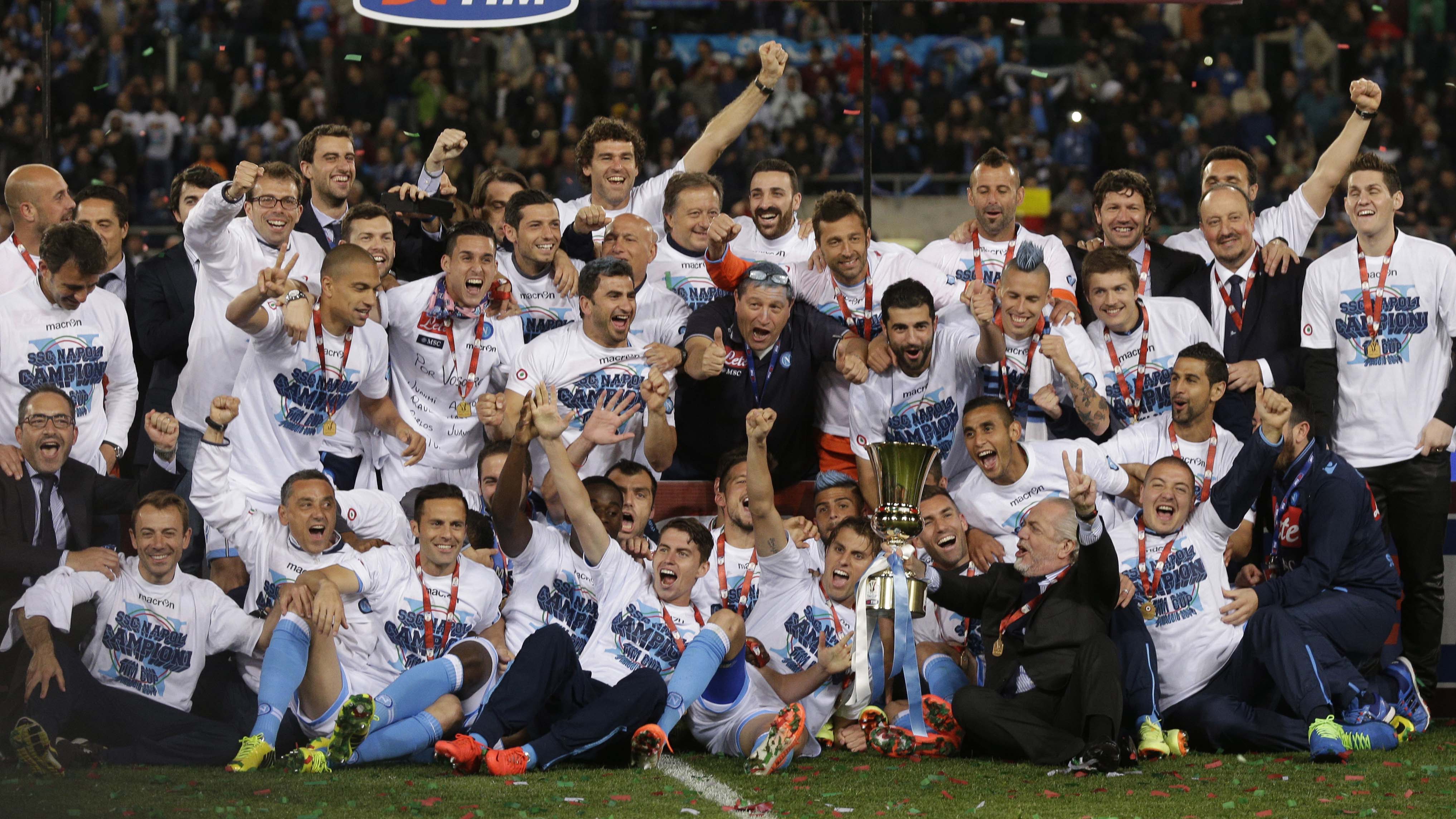 Os jogadores do Napoli comemoram o t&iacute;tulo (Foto: AP)