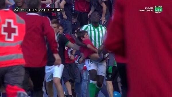 N'Diaye, do Betis, resgata  pequeno torcedor do Osasuna (Reprodu&ccedil;&atilde;o/Twitter)