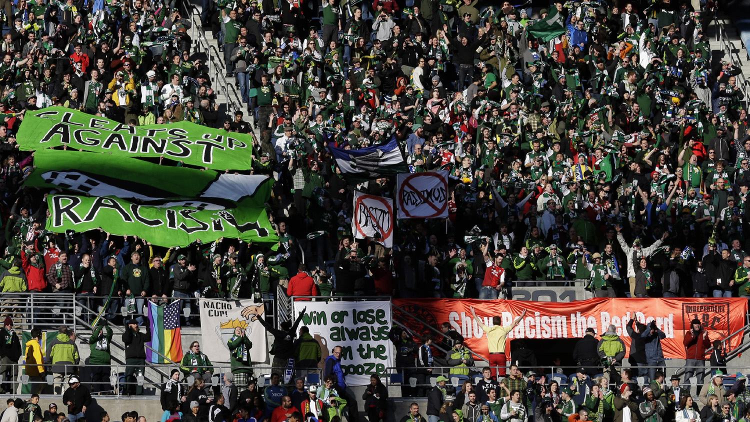 Mem&oacute;ria impede que racismo da sociedade americana chegue &agrave;s arquibancadas