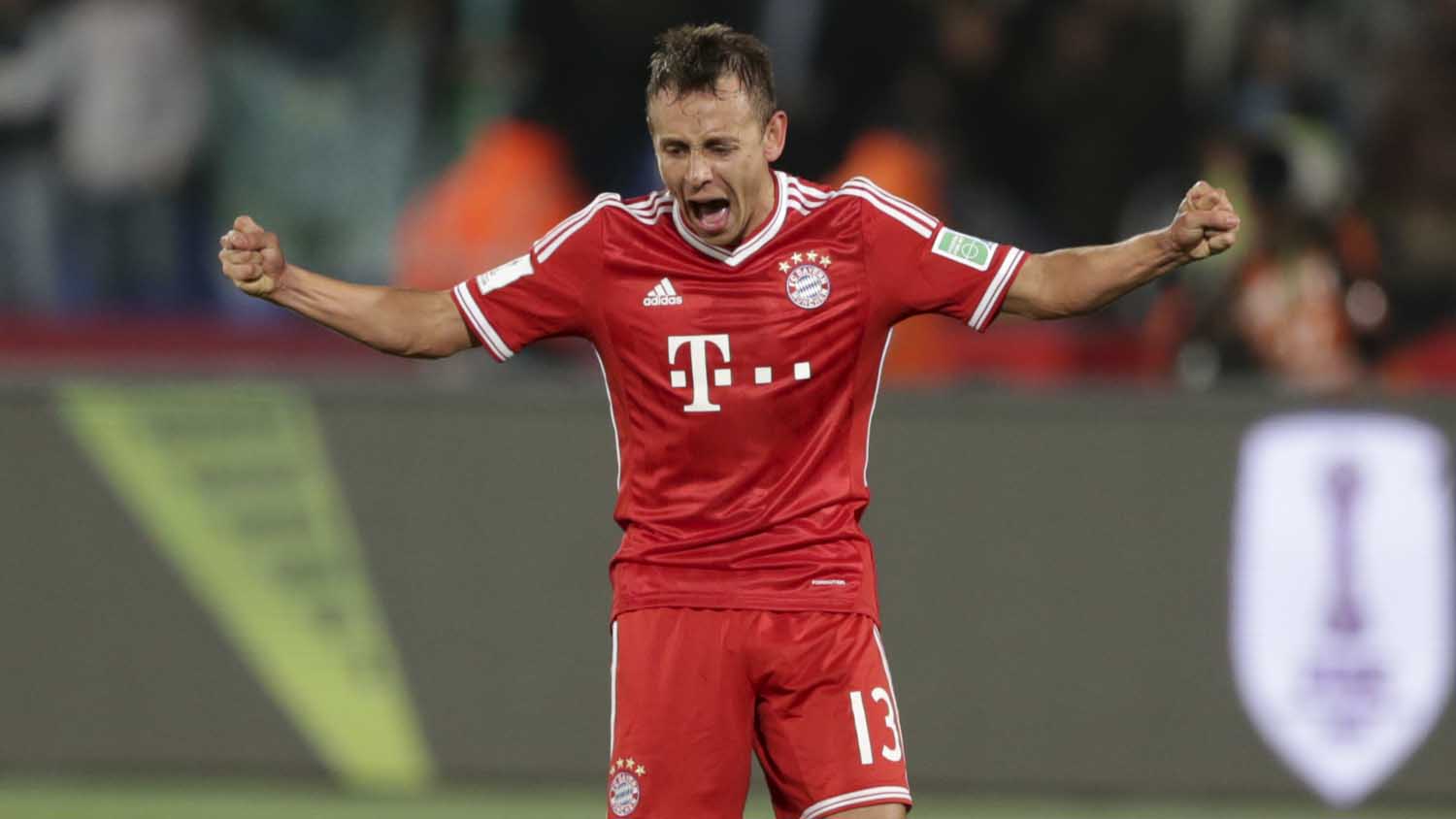 A briga pela titularidade seria boa com Rafinha, que ganhou muito mais espa&ccedil;o no Bayern de Munique com Guardiola e n&atilde;o decepcionou (Foto: AP)