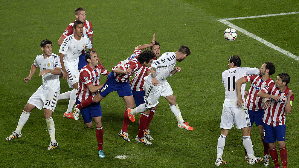 Eram 48 minutos do segundo tempo, o t&iacute;tulo estava nas m&atilde;os do Atl&eacute;tico. O Real jogava mal, s&oacute; no desespero. At&eacute; que Modric cobrou escanteio na cabe&ccedil;a de Sergio Ramos, que levou a decis&atilde;o da Champions para a prorroga&ccedil;&atilde;o (AP Photo/Paulo Duarte)