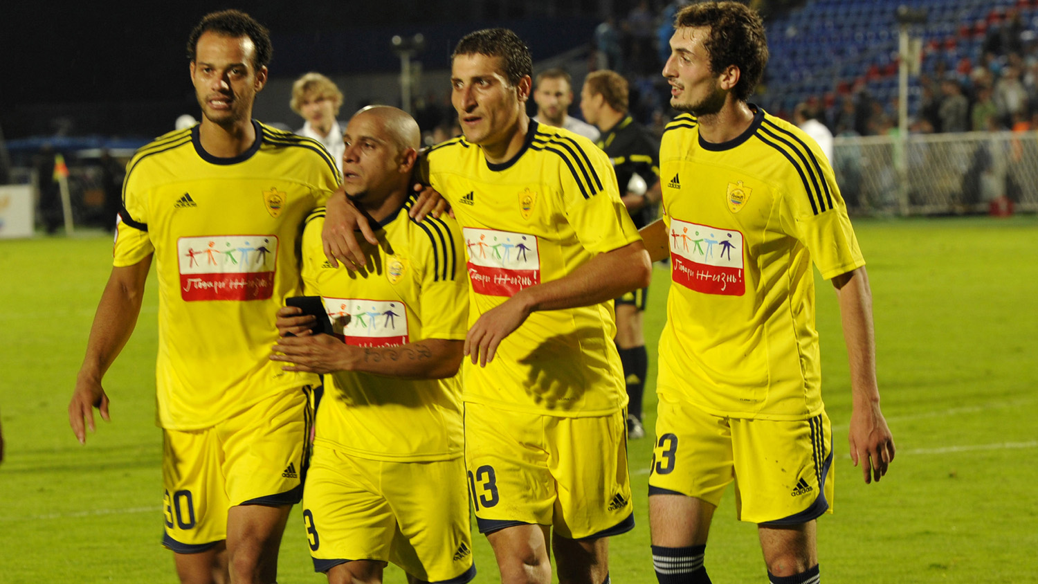 Roberto Carlos foi alvo de ofensas racistas quando era jogador do Anzhi (Foto: AP)