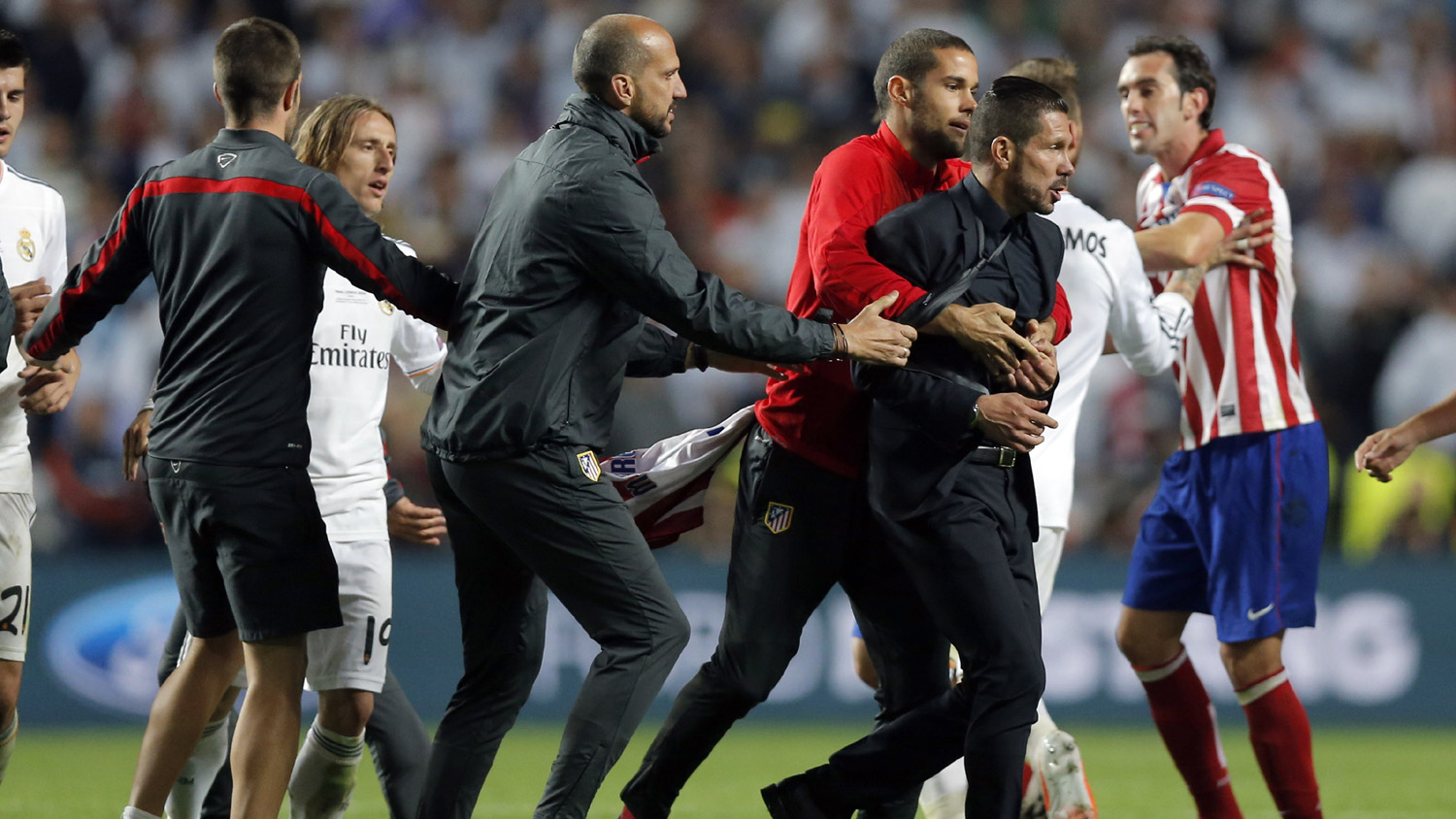 Simeone invadiu o gramado duas vezes durante a final de Lisboa (Foto: AP)