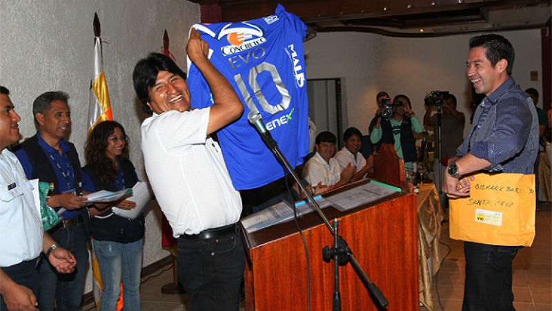 Evo Morales agora acumula fun&ccedil;&otilde;es: presidente da Rep&uacute;blica e&hellip; jogador de futebol