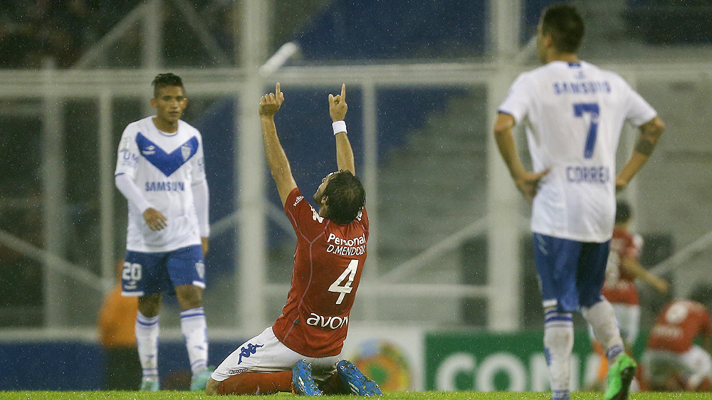 David Mendoza comemora classifica&ccedil;&atilde;o do Nacional-PAR em cima do V&eacute;lez (AP Photo/Victor R. Caivano)