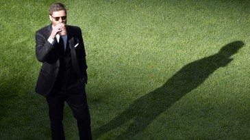 Esse torcedor do Real Madrid invadiu o gramado, mas não era qualquer um