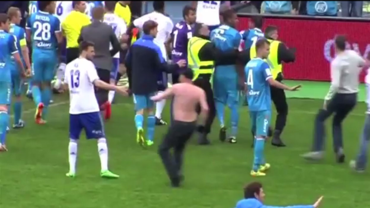 Torcedor do Zenit invade o campo e d&aacute; soco em advers&aacute;rio. Cad&ecirc; a puni&ccedil;&atilde;o?