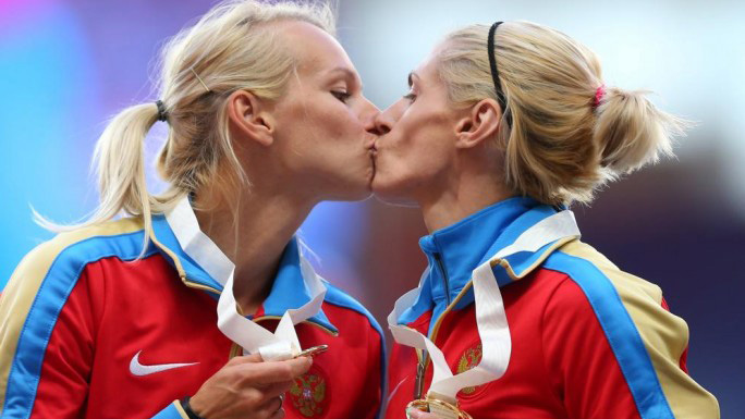 Kseniya Ryzhova e Yulia Guschchina se beijaram no p&oacute;dio do Mundial de Moscou (Foto: AP)