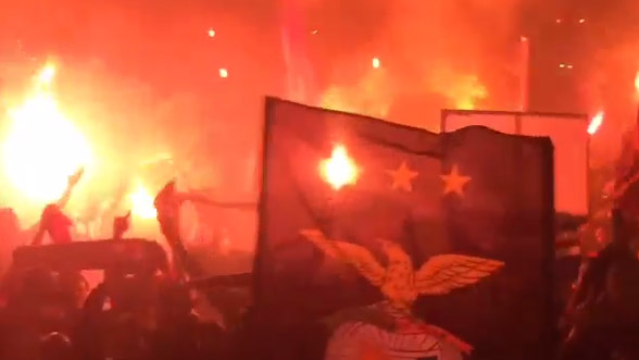 A torcida do Benfica est&aacute; em estado de gra&ccedil;a e n&atilde;o para de comemorar