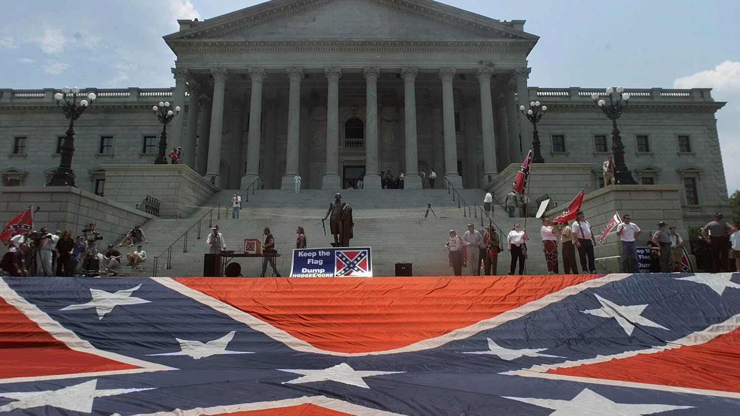 A bandeira dos Confederados ainda &eacute; hasteada com orgulho por alguns americanos (Foto: AP)