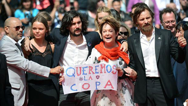 Mortensen com o cartaz do San Lorenzo: "Queremos la Copa"
