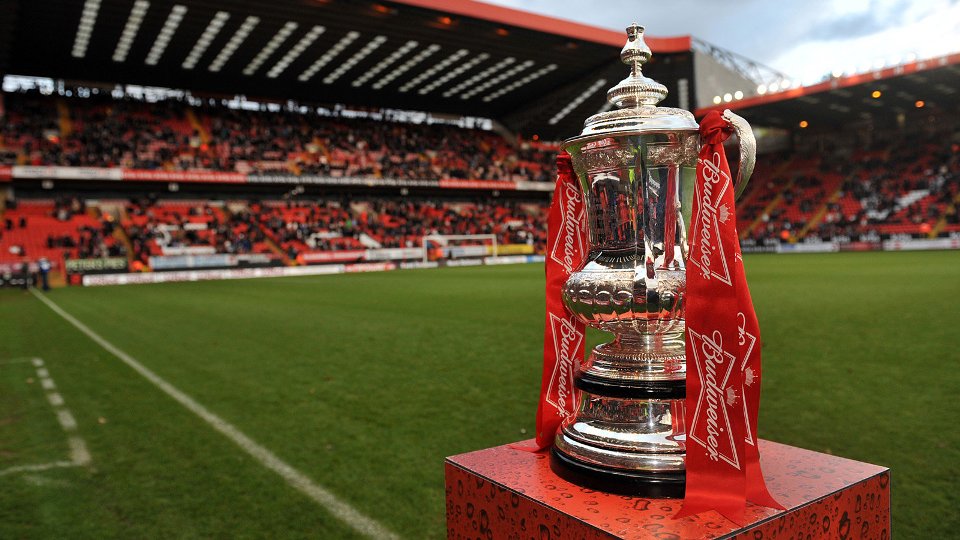 Veja como &eacute; feito o pr&ecirc;mio mais antigo do futebol, a ta&ccedil;a da Copa da Inglaterra