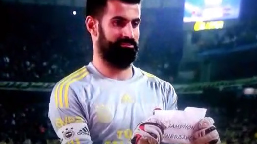 O Fenerbah&ccedil;e foi campe&atilde;o turco e enviou um bilhete para a torcida ficar sabendo