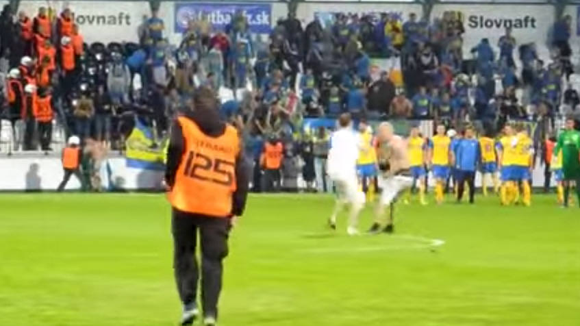Quem invade campo na Eslováquia corre o risco de ser nocauteado. Pelo torcedor adversário