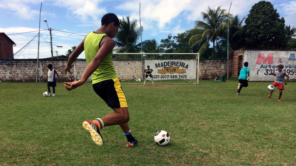 Americanos doam bolas e jogam futebol com moradores na periferia de Natal