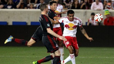 Tim Cahill mal voltou da Copa do Mundo para a MLS e já decidiu um jogo