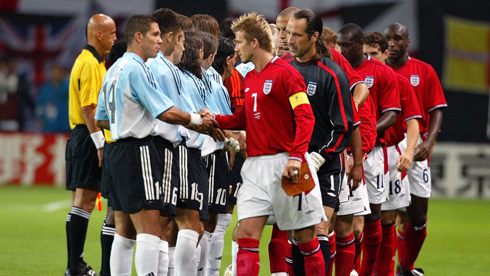 Argentina e Inglaterra se enfrentaram na Copa de 2002, e Beckham fez o gol da vit&oacute;ria (Foto: AP)
