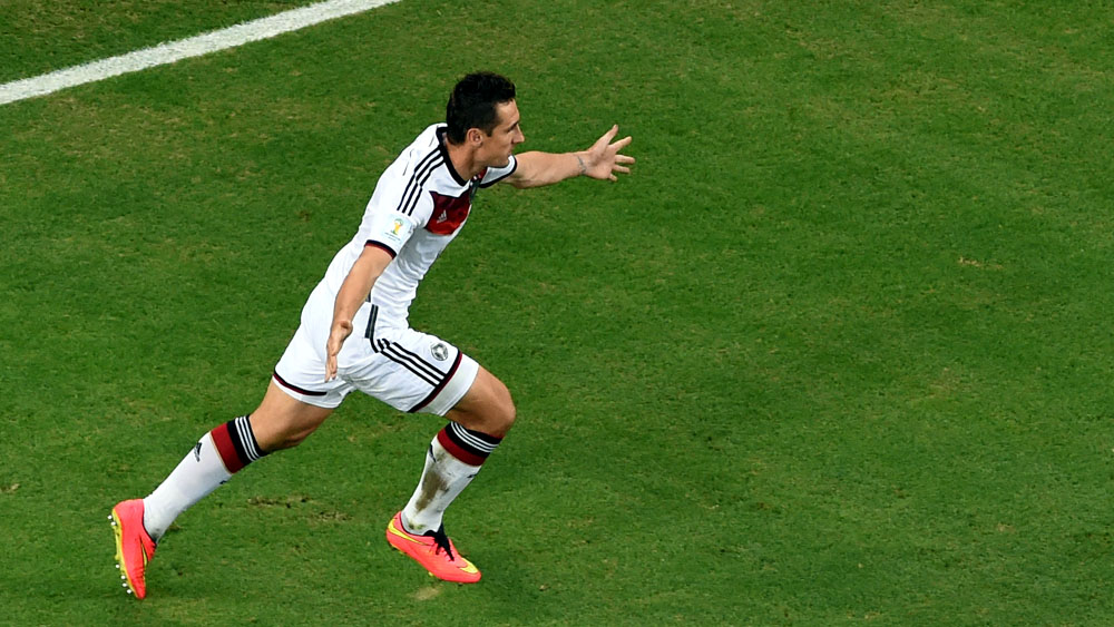 Klose comemora o seu 15&ordm; gol em Copas do Mundo, contra Gana (AP Photo/Francois Xavier Marit)