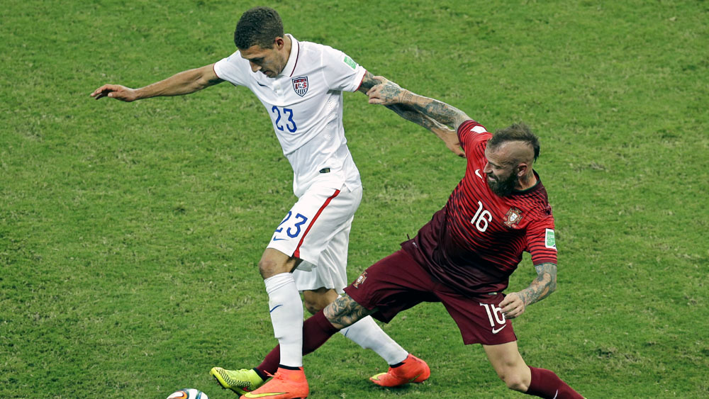 Fabian Johnson em lance com Raul Meireles (AP Photo/Themba Hadebe)
