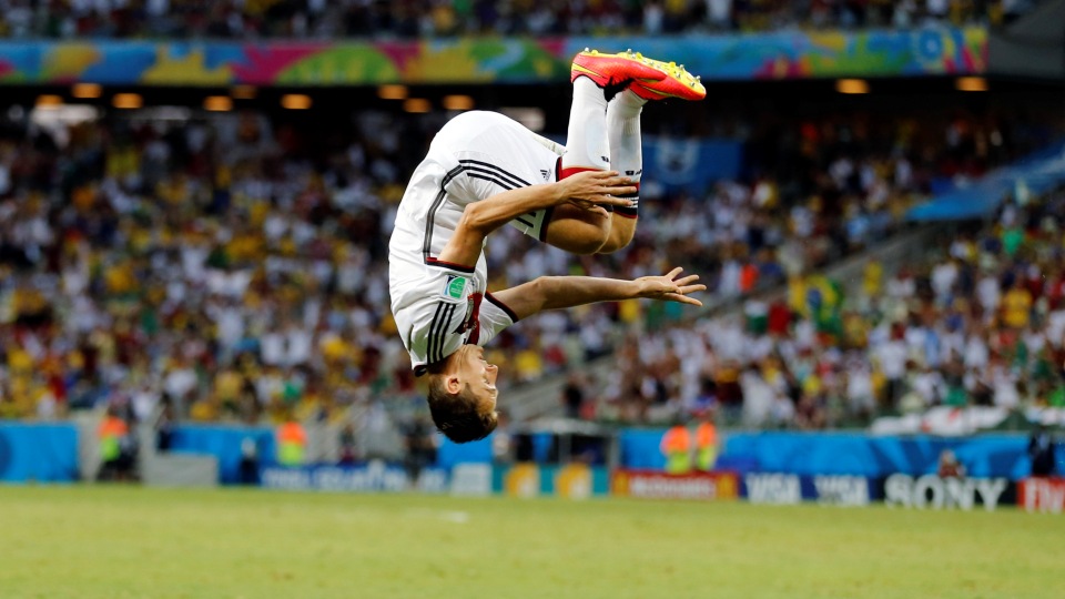 O do recorde! Klose vira mortal para comemorar o gol hist&oacute;rico no Castel&atilde;o