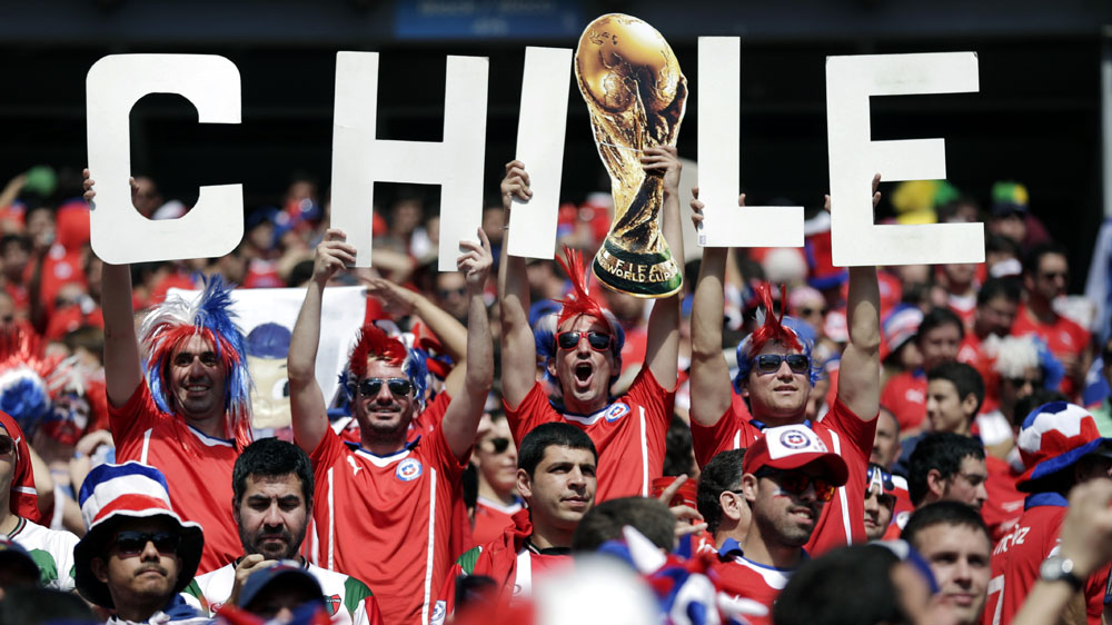 Torcida chilena est&aacute; confiante na sele&ccedil;&atilde;o (AP Photo/Felipe Dana)
