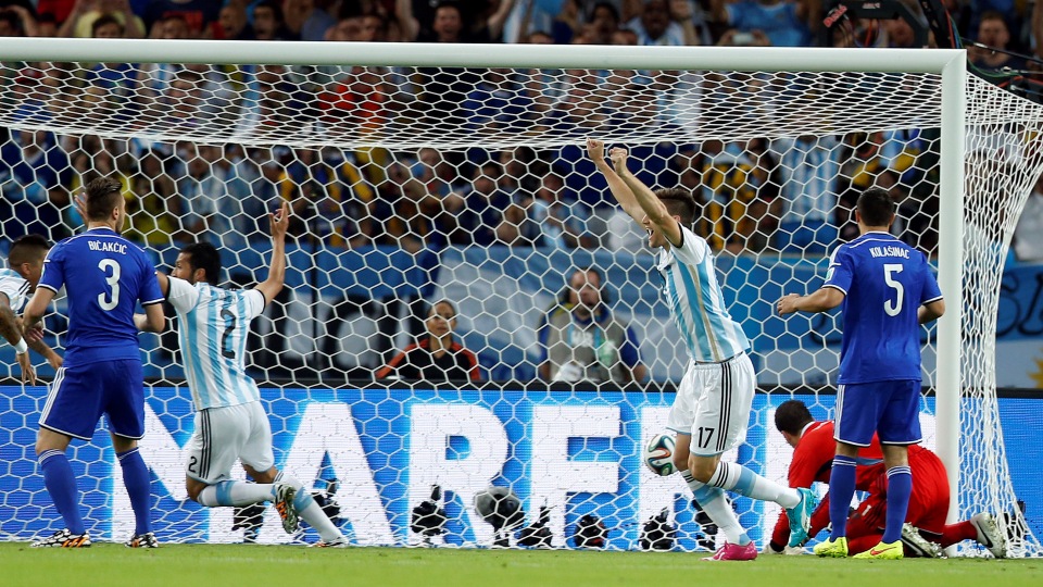 O momento do primeiro gol da Argentina