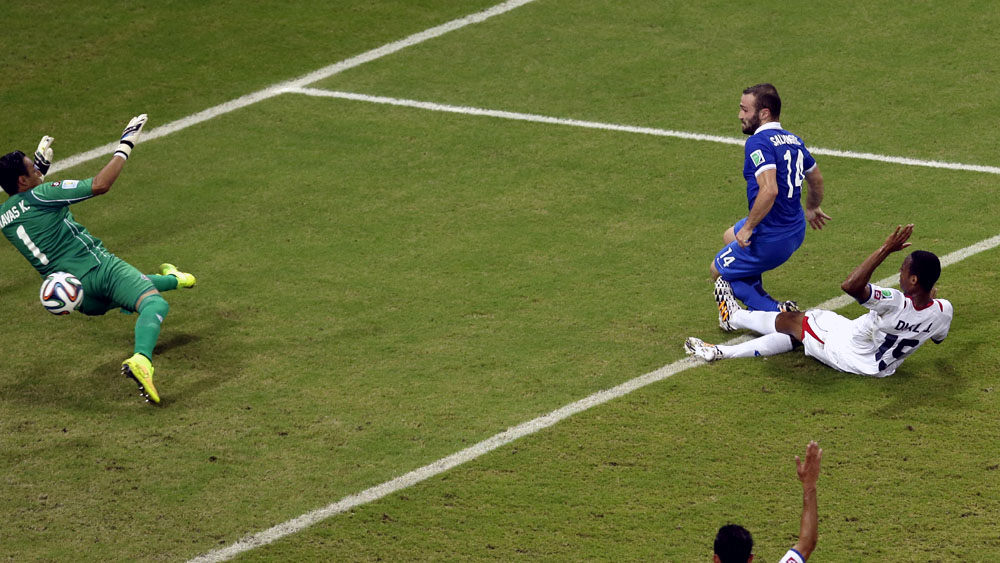 O melhor momento do primeiro tempo: Navas salva chute de Salpingidis  (AP Photo/Hassan Ammar)