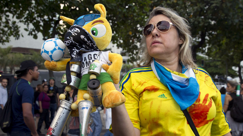 Protesto contra a Copa do Mundo em Copacabana, no Rio de Janeiro (AP Photo/Leonardo Wen)