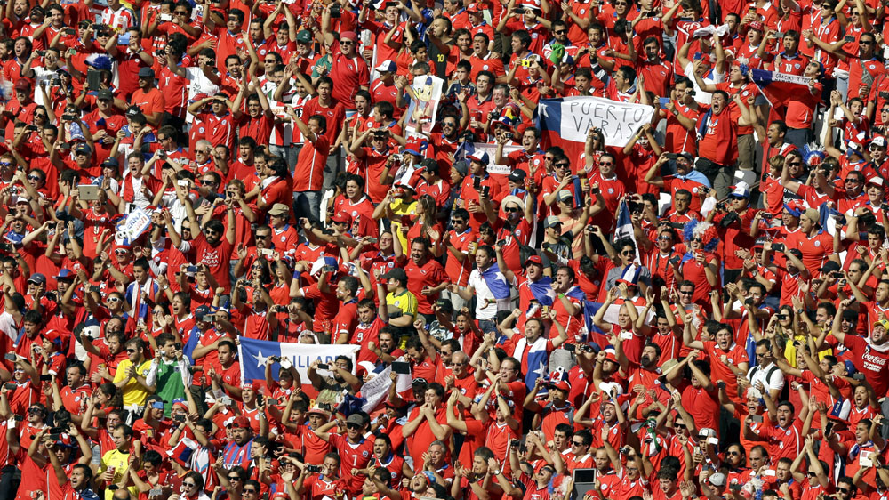 Torcida chilena fez muito barulho em Itaquera  (AP Photo/Thanassis Stavrakis)