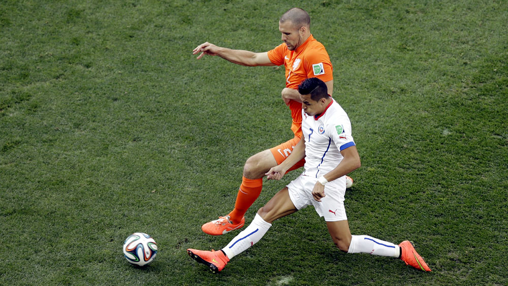 Vlaar disputa com S&aacute;nchez (AP Photo/Thanassis Stavrakis)