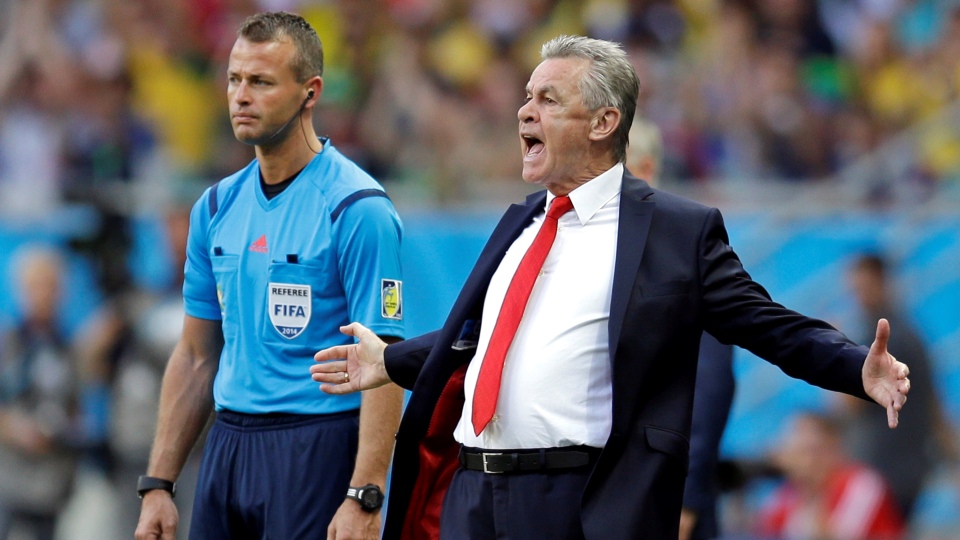A irrita&ccedil;&atilde;o de Hitzfeld &eacute; compreens&iacute;vel: a defesa da Su&iacute;&ccedil;a n&atilde;o para de cometer bobagens