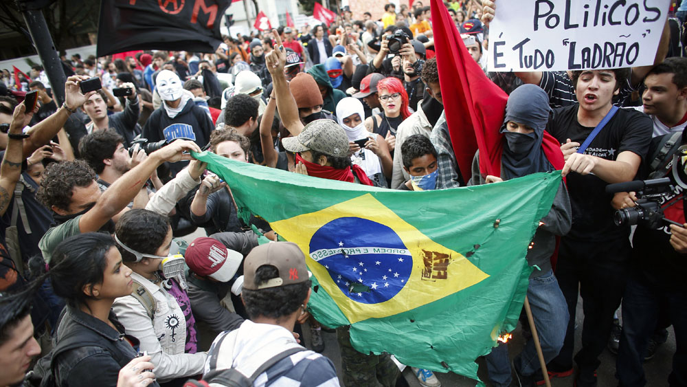 Protesto contra a Copa do Mundo em Belo Horizonte (AP Photo/Victor R. Caivano)
