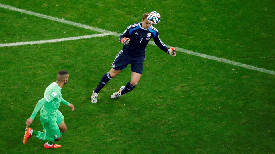 Neuer precisou sair da &aacute;rea v&aacute;rias vezes para evitar o perigo