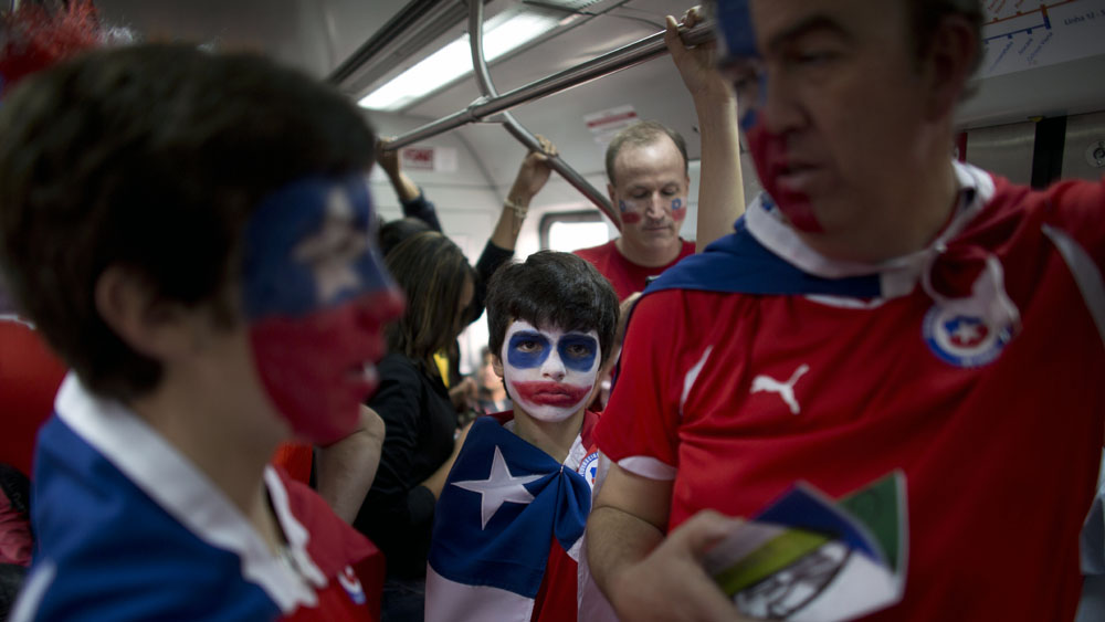Quem tem medo do Chile? O pequeno coringa chileno estava no trem de S&atilde;o Paulo rumo a Itaquera (AP Photo/Dario Lopez-Mills)