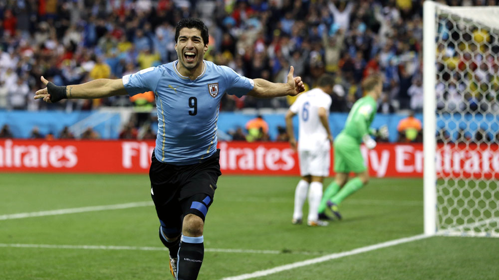 Luis Su&aacute;rez comemora: foi dele o gol que abriu o placar para o Uruguai (AP Photo/Kirsty Wigglesworth)