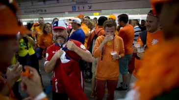 Ao lado dos chilenos e dos holandeses, o jogo da Copa foi mero detalhe