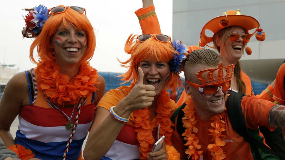 Torcedoras holandesas na Arena Corinthians, em Itaquera (AP Photo/Thanassis Stavrakis)