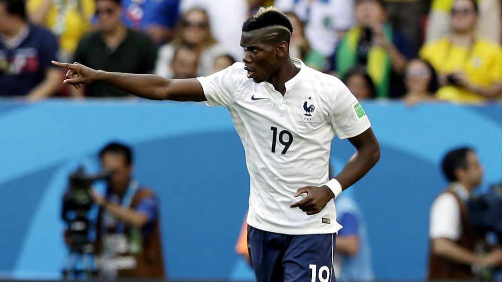 Pogba comemora o primeiro gol franc&ecirc;s no Man&eacute; Garrincha (AP Photo/Andrew Medichini)