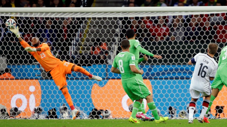 Ra&iuml;s Mbolhi fez milagre para evitar o gol de Lahm