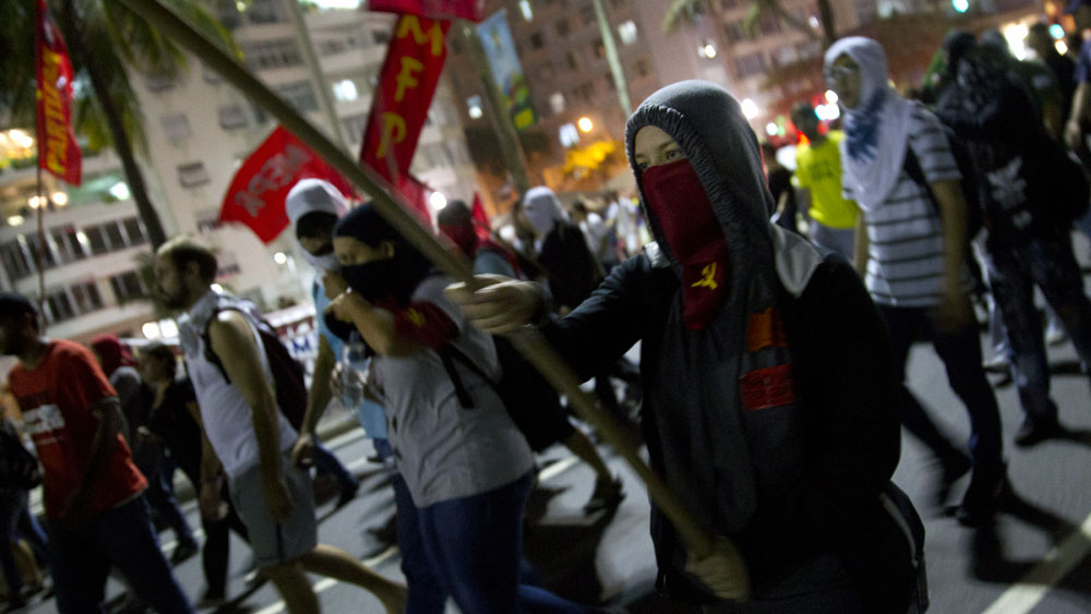 Manifestantes fazem protesto contra a Copa em Copacabana, no Rio de Janeiro  (AP Photo/Leonardo Wen)