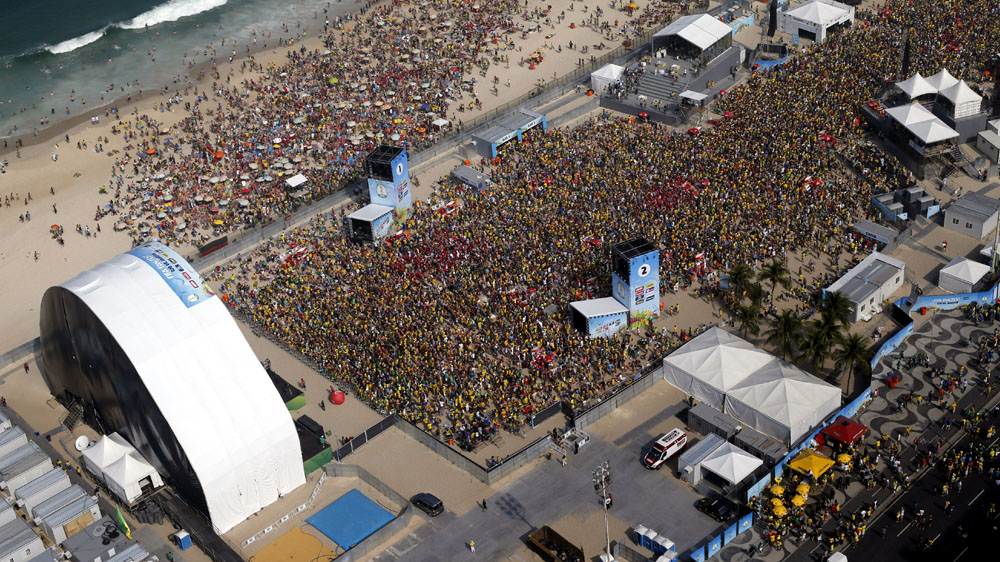 Multid&atilde;o na Fan Fest de Copacabana (AP Photo/Silvia Izquierdo)