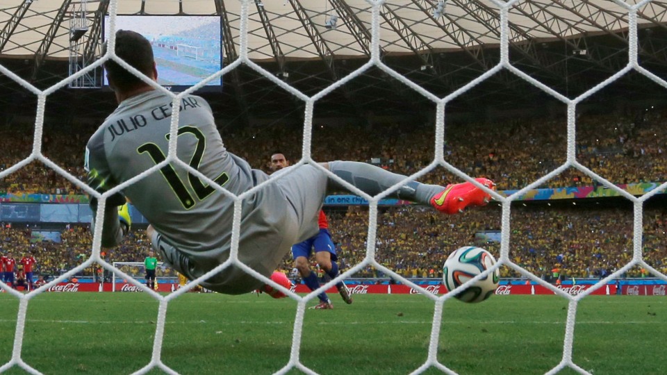 J&uacute;lio C&eacute;sar pegou dois p&ecirc;naltis, enquanto Hulk e Willian perderam. No fim, a batida de Jara na trave foi decisiva: Brasil 3x2, classificada