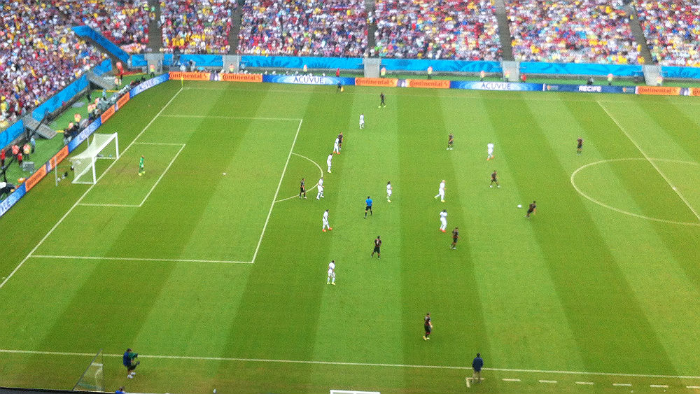 EUA forma uma linha de seis defensores dentro da &aacute;rea (Bruno Bonsanti/Trivela)