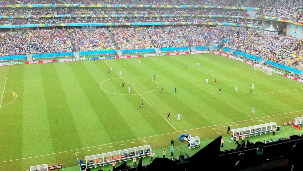 Quatro jogadores dos EUA aguardam a bola na linha central, mas o time americano ficou mais afastado (Bruno Bonsanti/Trivela)