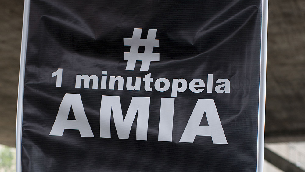 Faixa em protesto realizado em S&atilde;o Paulo no dia de Argentina x Ir&atilde; (AP Photo/Dario Lopez-Mills)