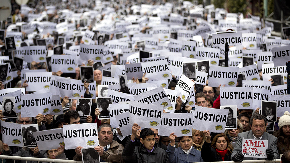 Protesto por justi&ccedil;a no 19&ordm; anivers&aacute;rio do atentado &agrave; Amia, em 2013 (AP Photo/Victor R. Caivano)