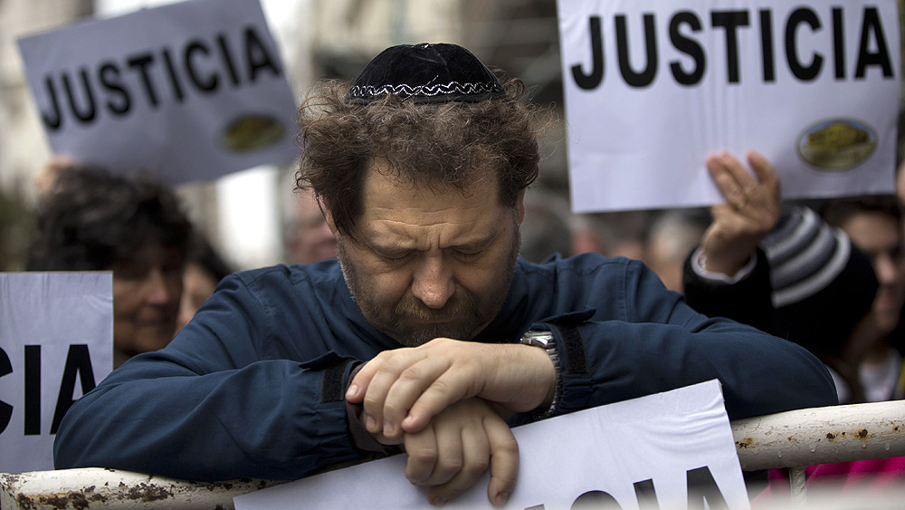 Homem chora em protesto de 2013 contra a impunidade no caso da Amia (AP Photo/Victor R. Caivano)