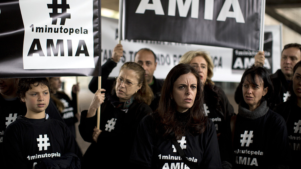 Comunidade judaica pede que o atentado &agrave; Amia seja lembrado durante Argentina x Ir&atilde; (AP Photo/Dario Lopez-Mills)