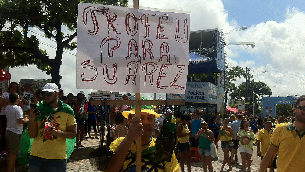 Torcedor demonstra apoio a Su&aacute;rez na Fan Fest recifense (Bruno Bonsanti/Trivela)